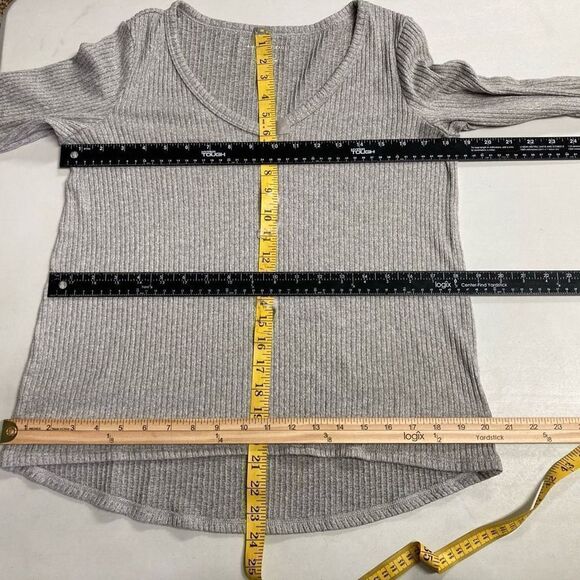 AMERICAN EAGLE OUTFITTERS Gray Long Sleeve V-Neck Sweater Size Small - Picture 6 of 9